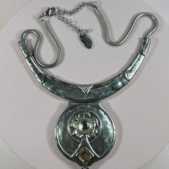 Vintage-Inspired Silver Pendant Statement Necklace - Picture 2 of 2